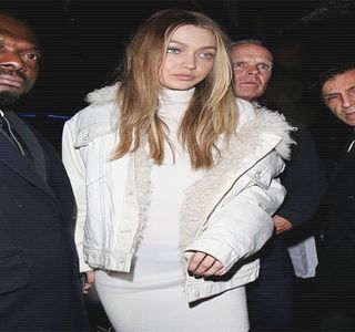 — Bruscă fiind de fapt cauzată de negarea repetată a ei; care, deşi o surprinde, îşi suprimă; tentaţia de a reacţiona din nou prin înălţarea instinctivă a sprâncenelor. Aşadar, aprobă prin aceeaşi mişcare a capului vorbele lui Jo, zâmbindu-i călduros, înainte de a-i înapoia vorbele: „Şi tu să
