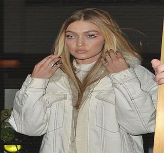 — Ai o seară plăcută, Jo.” utilizând numele oferit de către aceasta odată ce şi al ei fuseseră; pronunţat cu câteva secunde în urmă. Deşi pe moment revine la o tăcere evidentă, înainte ca individa să dispară complet, tonalitatea vocii sale creşte doar pentru a-i adresa alte cuvinte şi mai ales,
