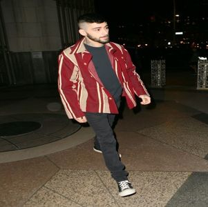 ― „trebuie să știu că și tu îți dorești asta, pentru că eu deja o fac.” Își trece o mână prin; părul său negru, răvășindu-l puțin. „De ce nu te muți cu mine la Seattle? Îți începi cariera acolo exact așa cum dorești, pe propriile forțe departe de influența mamei tale.”
