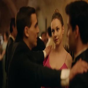 ― Izbucnește într-un râs hohotit și îi mai dă o dată cu perna în cap, aruncând-o apoi pe; podea pentru a se putea urca peste acesta. „Dar cine a spus că am fost vreodată împreună?” Râsul i se transformă treptat într-un chicot și se apleacă pentru a-l săruta pe acesta.
