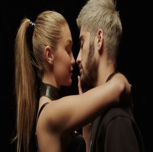 ― Simte cum propria inimă ratează o bătaie în urma vorbelor pe care le aude de la; aceasta și nu își poate șterge de pe buze rânjetul larg care-i dezvelise dantura, mâna lui cuprinzând-o de îndată pe a acesteia. „Dacă îmi permiți, o să îți arăt cât de sigur sunt pe mine
