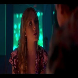 ― Se uită în jos către el și ridică o sprânceană. „Hmmm, prieteni...FRIENDZONE, BOOM; CE?” Spune ea gesticulând o explodie cu mâinile, începând să râdă, iar dintr-o dată redevine serioasă. „Jordan, mi-ar plăcea la nebunie să fiu iubita ta.” Acum nu mai glumea.
