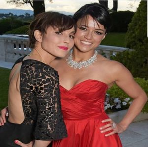 ― O urmărește pe Nadia cu privirea. „În regulă, draga mea.” Se duce apoi către un dulap; și scoate de acolo patru pahare pe care le așează pe masă. „Nadia a reacționat mai bine decât mă așteptam când a aflat de Ana.” Îi spune lui Denver și ia un loc pe canapea.
