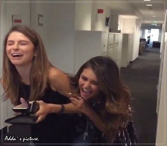 》#Surâde și se ridică în picioare. "Sigur, s-a făcut oricum cam răcoare.." #Vede din depărtare+; scena din living prin geam. &quot;Sper să nu stricăm vreun moment de familie..&quot;
