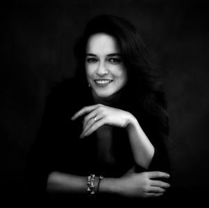 ―  Cum Denver o anunțase că Nadia și James se vor întoarce în Seattle aceasta își; făcuse timp să pregătească toate dulciurile preferate ale micuțului, astfel că i-l ia lui Dominic din brațe. „Cum să te refuz eu pe tine?” Îl sărută pe James pe frunte și îi mulțumește Ameliei.
