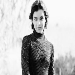 ― Ia paiul din mâna acestuia și scrumiera de pe noptieră, întinzându-se și ea pe pat; lângă acesta, privirea fiindu-i fixată pe tavan. „Hmmm, am o fobie îngrozitoare față de șerpi, mi-e groaznic de frică de ei, ultima oară când am văzut un șarpe am leșinat.”
