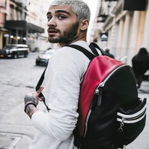 ― „Eu tin să cred că da, acum doup săptămâni când am plecat din Seattle era cu mult mai; bine, de atunci nu am mai vorbit cu ea.” Își primește băutura și îi mulțumește chelnerului. „Cu siguranță se vor bucura toți să te revadă și să te aibe mai mult decât deobicei prin preajmă.”
