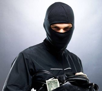 - #văzând că aceștia nu erau atenți, împreună cu alt partener, din partea șefilor lui klaus +; ce fusese recent omorât, vin ca niște ninja și-i apucă pe cei doi, dându-le cu cloroform la nas, lăsându-i să cadă la pământ. îi leagă de mâini și de picioare, le acoperă și ochii cu niște
