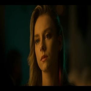 ― Se săturase să îl aștepte pe Jordan în cameră, așadar decide să plece după el să; îl caute, dar pe coridor se întâlnește cu Alessandra. „Hei, l-ai văzut cumva pe Jordan?” O întreabă și se uită în jur.
