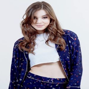 ― Face ochii mari atunci când îl aude și se îndepărtează de el. „Ce fel de psihopat ești; tu? De ce ți-ai luat un șarpe în primul rând?” Tremură scurt atunci când îți imaginează acea reptilă scârboasă cum s-ar putea târî prin casă.

