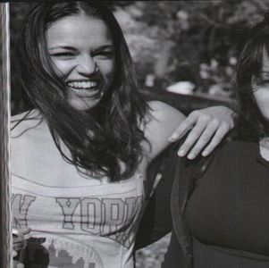 ― Se uită în urma lui James, dorind să vadă unde se duce, după aceea întorcându-și; iar privirea către Dominic. „Nu e vorba de mită, în trecut când Denver și Nadia mă vizitau, el prefera să doarmă cu mine.” Se uită apoi la cele două fete care tocmai au venit în living. „Nu?”
