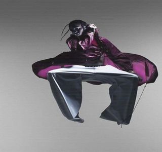 — Conversaţia întreţinută de amicii săi, ochii lui cad asupra unei singure siluete, probabil; singura individă care în acele momente nu dobândea o altă companie. Fără a le adresa vreun cuvânt indivizilor, braţele şi le coboară din zona pieptului iar umărul şi-l depărtează de perete,
