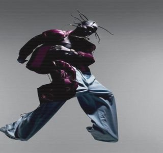 — Paşii având să-l poarte fără reţinere spre zona în care Josephine se afla. Sfârşind prin; oprirea în apropierea acesteia, în exact acelaşi moment, aceasta recurge la consumarea unui aparent shot. Având în vedere că nu fusese observat, tonalitatea groasă a vocii şi-o
