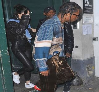 — Aproape inconştient prinde shot-ul doar pentru a nu exista posibilitatea scăpării acestuia.; „Hai amândoi? Hai amândoi să vorbim poate.” În urma propriilor cuvinte, aşază respectivul mic pahar pe cea mai apropiată suprafaţa, deţinând de fapt intenţia afirmată în faţa acesteia.
