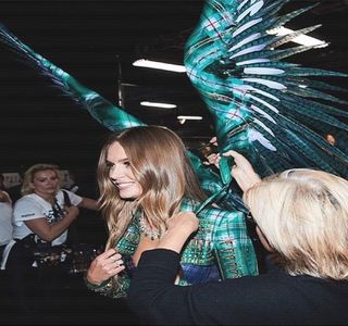 — Un alt pufnet ajunge eliberat printre propriile buze în momentul în care Travis îi sugerează; acea idee, întâmplător privirea căzându-i din nou în zona în care Zayn se afla. Totuşi, întâmplarea face totodată ca brunetul să îi sesizeze pe cei doi, cumva, de la distanţă şi printre invitaţi,
