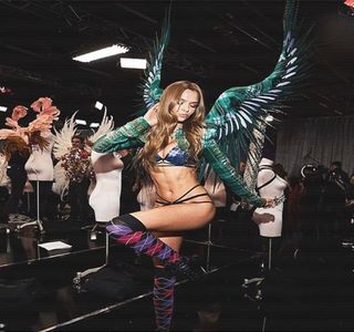 — Precis, îşi înalţă cel de-al 4-lea shot pe care îl susţinea între degete. Concomitent, pe buze; i se înlănţuie un zâmbet de o falsitate aparte, astfel că, în timp ce îşi salută amicul de la distanţă, decide să îi ofere un răspuns şi companiei în prezenţa căreia se afla, motiv pentru care
