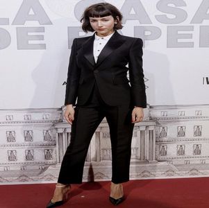 ―  Se trezise destul de devreme pentru a se pregăti atât pe ea, cât și pe James pentru; prânzul cu părinții ei din după-amiaza aceasta, aflându-se acum la parterul casei într-o ținută idem picture alături de fiul său pe care-l lăsase pentru puțin, cât îi așteptau pe restul, să se uite la

