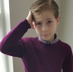 ―  Se afla pe canapea cu ochii țintuiți către televizor, bucurându-se de momentul rar; în care avea voie să se uite la desene, trecându-și din când în când mâna prin părul gelat care-l enerva la maxim, dar mama s-a insistase să i-l facă așa pentru a arăta impecabil pentru prânz.
