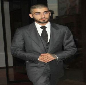 ― Se afla alături de Nour într-un Uber care îi luase de la aeroport, simțindu-se destul; de incomod din cauza faptului că era îmbrăcat la costum deoarece în ultimul moment fusese anunțat de familia lui că trebuia să ia parte la un prânz care celebra întoarcerea lui Alaric și a Nadiei.
