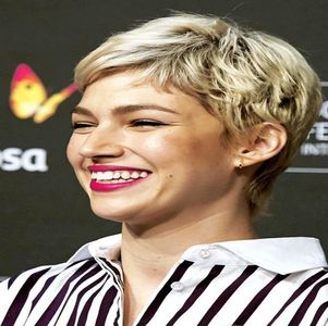 ―  „Arătați foarte bine!” Îi spune ea lui Letty și își lasă privirea să se mute pe fiul acesteia; care își face apariția în cameră. „Spune-mi că te rog că glumești și nu ai uitat de aseară până acum.” Se duce către James și ia telecomanda oprind televizorul. „Îmi pare rău, trebuie să plecăm.”
