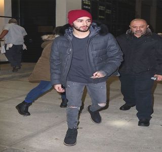 — Buza inferioară îi ajunge constant muşcată prin intermediul danturii în timp ce acordă; atenţie, precum ceilalţi prezenţi şi strânşi într-un mic cerc, individei care preluase în acele clipe subiectul discuţiei, transpunându-l astfel într-o povestire relatată referitor propriei persoane.
