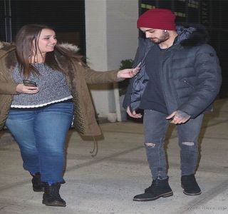 — Eventual, paharul transparent şi-l apropie de buze, consumând astfel o gură din lichidul; înţepător, alcoolic, înainte de a recurge la o altă acţiune complet instinctivă. Astfel că, deşi capul şi-l întoarce în direcţia opusă acestora, aflându-se prin propria privire în căutarea iubitei
