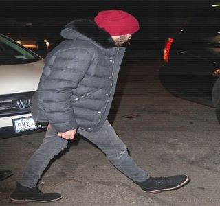 — Vizual dintre amândoi ajunge prelungit până ce în acelaşi timp, este şi rupt, el decizând; a reveni la conversaţia în derulare menţinută de grup.
