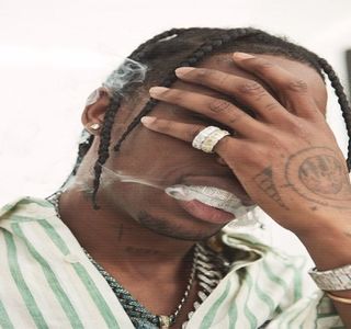 — Printr-o întrebare adresată persoanei sale, inevitabil ochii i se rotesc iar capul şi-l întoarce; spre zona laterală lui, neştiind cu exactitate cum să se comporte în continuare. Cert este că aceasta avea nevoie de odihnă, iar alcoolul consumat pe repede înainte pe parcursul prezenţei sale în
