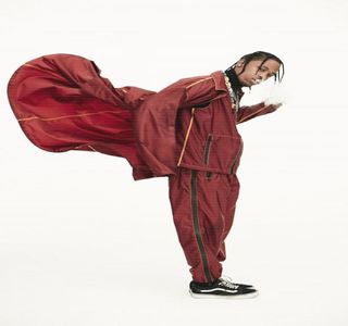 — Compania lui, nu reprezenta sub nicio formă un plus sau ajutor. Din acest motiv, ajunge; la o inevitabilă concluzie. „Ba da, şi simt şi miros de fum. Cred că ţi se încinge creierul deja dacă mai bei mult.” Constată fără ezitare, demonstrându-şi seriozitatea în ciuda replicii care ar fi
