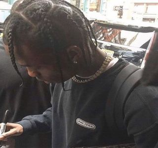 — Individului a avut de fapt loc. „Dacă ai de gând să vorbeşti în ghicitori, o ţinem în felul; ăsta până mâine pentru că nu înţeleg ce Dumnezeu vrei să spui cu asta, Skriver.” Din nou îi accentuează acesteia numele de familie, ba chiar braţele şi le aduce la piept pentru a le încrucişa tipic.
