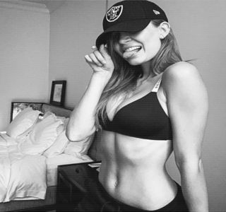 — Nedrept faţă de el să îşi descarce furia asupra sa. „Aveai dreptate, n-a fost niciodată o; simplă prietenie între mine şi Zayn, sau cel puţin nu în ultimele trei luni.” îşi redresează tonalitatea din glas, privirea întorcându-şi-o într-o parte, mai exact asupra propriei reflexii oferite
