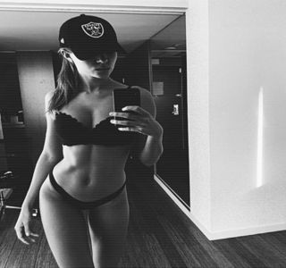 — Altcineva n-o mai cunoştea în acea clipă, cu excepţia lui Zayn. „M-am culcat cu el.” rosteşte; ,mărturisire urmată de un pufnet nesemnificativ, buzele preluându-i un zâmbet ironic. Mai mult, deşi observă schimbarea complet vizibilă care are loc la nivel facial îşi continuă vorbele
