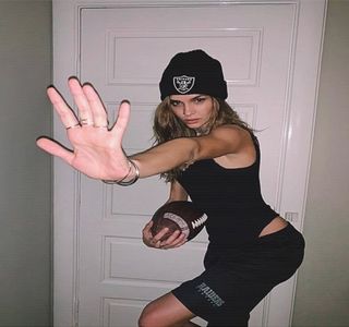 — Astfel: „Şi înainte să spui ceva, da, ştiu că poate n-a fost cea mai înţeleaptă alegere, dar; nu regret asta. Dacă aş da timpul înapoi, aş proceda la fel. Pur şi simplu mă enervează la culme el, felul în care se comportă acum şi faptul că a trecut atât de repede peste chestia asta,
