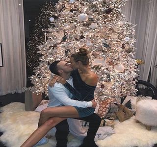 — Vizibil agitată, atât din cauza alcoolului consumat, dar şi a suferinţei provocate de însuşi; sărbătorit, începe involuntar să se descarce în faţa amicului său, nemaiţinând cont de absolut nimic, cu atât mai puţin de limbaj sau de faptul că aceste informaţii ar fi putut avea un impact
