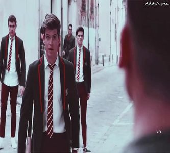 》afle afară. "Îmi pare rău, Amelie." #Spune el, oprit în pragul ușii de la living, spre hol să +; plece afară. "Dar Oliver mi-a distrus viața, trebuie să plătească." #Iese în grabă afară și apasă pe telecomanda cheii, aflând de la ce mașină erau cheile. Mașina lui Alex. Se urcă în ea și dă cu

