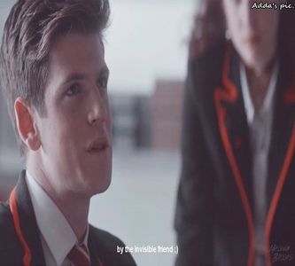 》cu pumnii în volan, băgând pistolul în torpedou. Era hotărât. Avea să conducă înapoi în San Diego +; și să-i ia viața lui Oliver Morgan pentru că nu doar că-i distrusese viitorul, ci și tot ce avea cu Amelie, iar acum era prea târziu s-o mai recâștige, că era fericită alături de alt bărbat.
