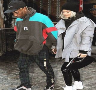 — Odată ce capul îi urcă din nou. Intenţionase până acum câteva secunde să producă o; presupunere uşuratică prin care ar fi propus prezenţa lui Gigi în viaţa lui Zayn drept un pansament, însă reuşeşte să conştientizeze că nimic nu ar fi oferit o alură mai plăcută momentului. Totuşi
