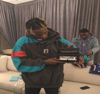 — Răzbate, şi astfel îşi înconjoară un braţ în jurul ei, cuprinzându-i cu palma umărul opus,; trăgând-o astfel aproape de lateralul propriului corp. „Nu ştiu ce-ai vrea să auzi din partea mea acum, dar nu e bine să-ţi faci sânge rece doar pentru că Malik e un nenorocit de idiot. Amândoi îl
