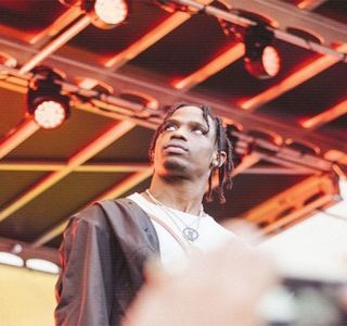 — Cunoaştem la fel de bine.” În clipa în care rosteşte acea constatare finală vorbelor ei,; concomitent uşile liftului se deschid, totodată având să permită ei să părăsească prima interiorul cabinei de dimensiuni mici. Ulterior păşeşte în urma ei şi deşi o palmă şi-o introduce în buzunarul
