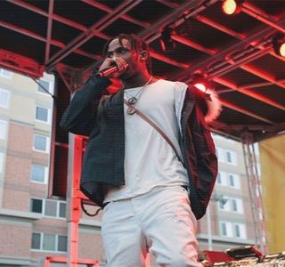 — Sunt nevoiţi să părăsească de fapt clădirea pentru a ajunge în exterior. „Habar n-am ce-aş; putea să pălăvrăgesc acum doar ca să te fac să te simţi mai bine, da’ eu unu’ cred că ar fi cazul să stai departe de gândurile astea. Alcoolul nu ţi-a priit şi se vede. Şi nici orice tu şi Malik aţi
