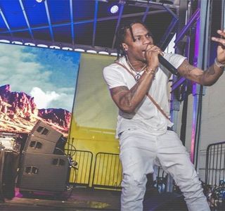 — Malik e un cretin, da’ ştiu că-i ardea călcâiele după tine şi cred că încă se mai întâmplă asta.”