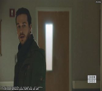 》continuarea despre Amelie, că medicii se chinuie s-o salveze și vor face tot ce le stă în putință +; și că operația ei va mai dura ceva. După ce doctorul pleacă, îi spune lui Damon printr-un mesaj că-l va aștepta până va veni acolo ca să-l pună în temă cu toate
