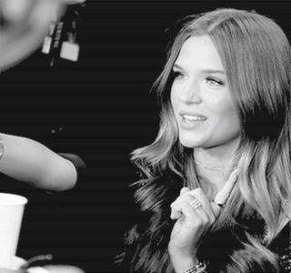 — Imediat ce liftul se opreşte, păşeşte uşor în afara acestuia, fără a se opri din mers până; nu ajunge în faţa incintei respective, ba chiar izbutind a deschide uşa clădirii, din dorinţa de a fi lovită de briza rece. Astfel că, din moment ce acest lucru se şi petrece, rămâne sprijinită
