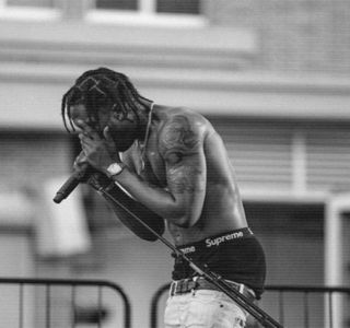 — Din cauza alcoolului s-ar diminua, odată auzite vorbele finale, aprobă printr-o mişcare a; capului. În următoarea clipă îşi introduce palma în interiorul buzunarului din faţă al pantalonilor din care îşi sustrage propriul telefon. Chiar după deschiderea acestuia prin recunoaşterea
