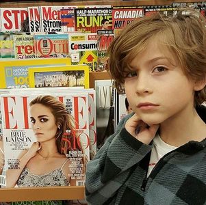 ― Se prinde de gâtul tatălui său și îi lasă un pupic pe creștetul capului. „De asta ești tu; preferatul meu.” Râde el și apoi scoate limba la mama lui. „Nu, nu am terminat încă, aș mai avea câte ceva de zis, dar chiar vreau elicopterul ăla teleghidat de Crăciun, așa că o să tac..”
