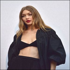 Fața i se luminează ca a unul copil mic care primește dulciuri. "Nici nu știu cum să vă; mulțumesc pentru asta... Ar fi o onoare să pot da un interviu la firma dumneavoastră.&quot; spune aceasta, neputând să-și astâmpăre zâmbetul de pe față. Își mută privirea
