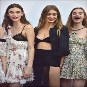 înspre Chris în momentul în care mama lui îl menționează. "Credeți-mă, sunt sigură că; Christian o să vă surprindă într-un mod plăcut.. Nici nu aveți idee!&quot;

