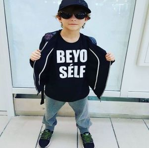 ― Nici nu mai era atent la ceea ce spunea mama lui acum deoarece îi văzuse pe Dom; și Letty cum își fac apariția, așadar sare din cârca tatălui său și aleargă către aceștia, sărindu-i acum în brațe lui Dom. „În sfârșit ați venit!!” Spune el cu un zâmbet până la urechi.
