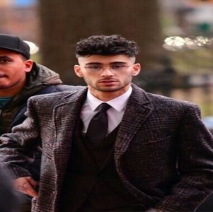 ― Ridică ambele mâini și se uită mirat la mama lui. „Serios, și tu?” Privește apoi către; intrare și răsuflă ușurat, în sfârșit își făcuseră apariția și ceilalți, iar dacă venise și Denver cu ei atunci cu siguranță nu avea să mai fie el ținta răutăților tatălui său, ceea ce îl liniștea ter
