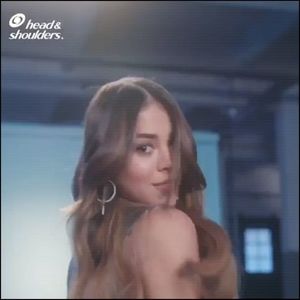 Se uită în jur la decorul casei, fiind cu adevărat uimită. "Mă bucur de asemenea, doamnă White.; Decorul casei este extraordinar! Bineînțeles, cum ne-ați obișnuit de fiecare dată.&quot; își mută apoi privirea pe Denver, punându-și mâna pe frunte. &quot;Îmi e frică de cum o să se termine ziua asta
